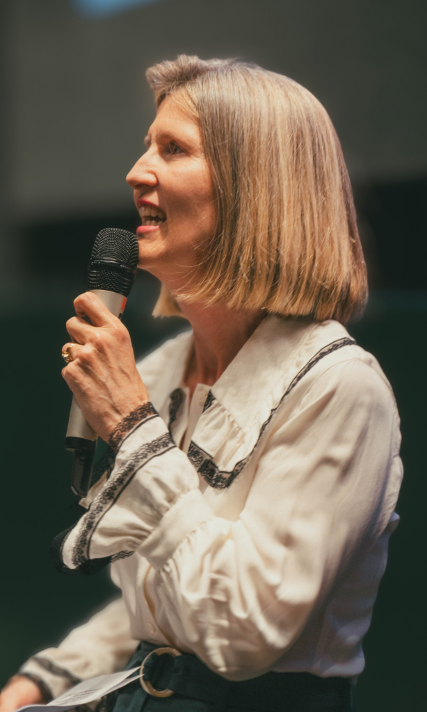 Aurélie Giard-Jacquet intervenant lors d’une conférence sur l’IA et le GEO pour les PME